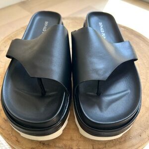 NWOT Donald J Pliner Fifi slides with rubber platform